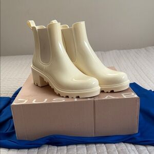 JustFab Women's Glossy Cream Heeled Boots